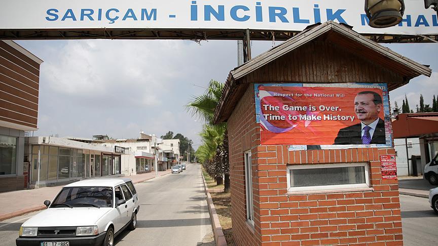 İncirlik girişine 'milli iradeye saygı' pankartı