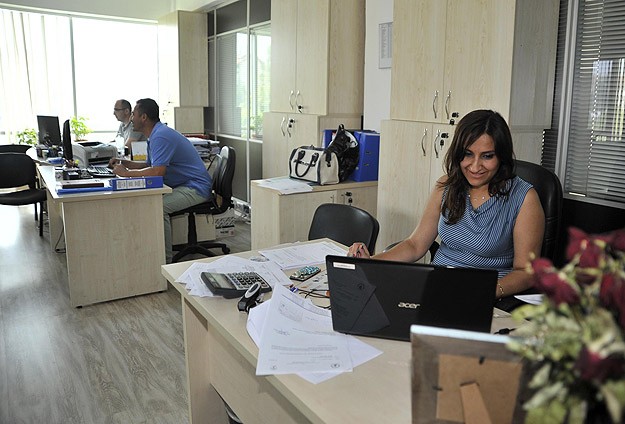Karısına şiddet uygulayan personelin maaşı eşine