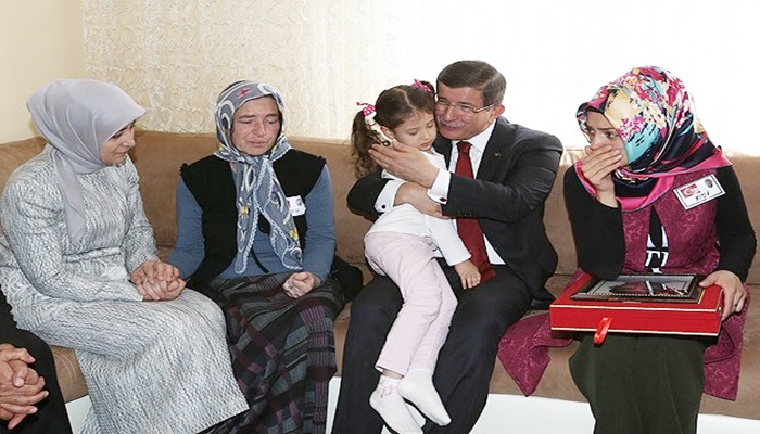 Başbakan Davutoğlu şehit ailesini ziyaret etti