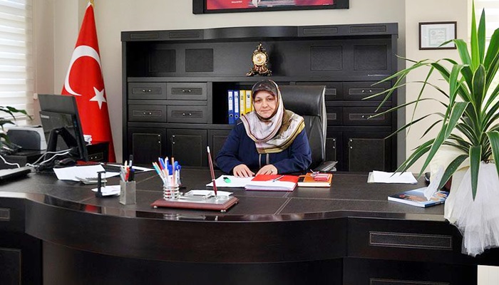 Başörtüsü mağduru öğretmene iadeiitibar