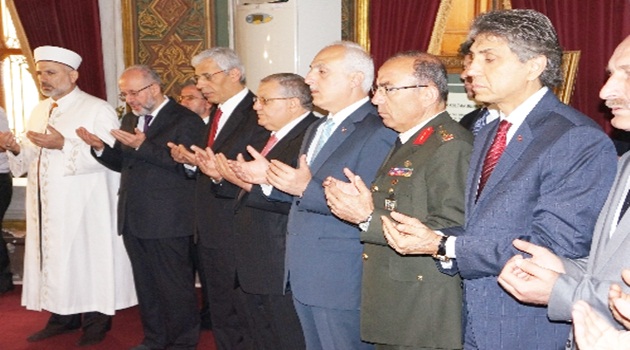 Fetih kutlamaları Fatih'in kabrini ziyaretle başladı