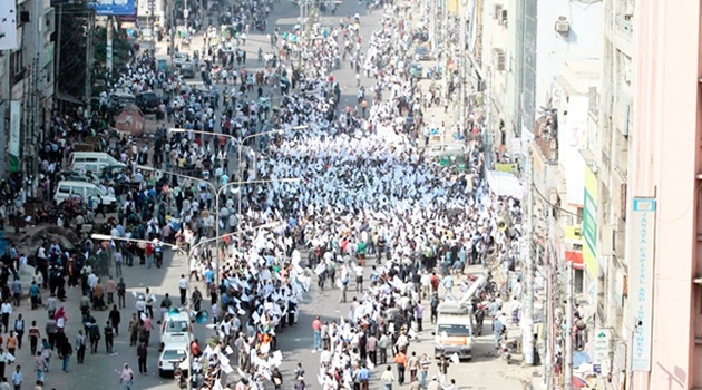 Hükümet karşıtları meydanlarda