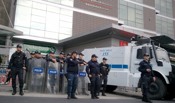 Trabzonsporlu taraftarlar TFF binasına geldi