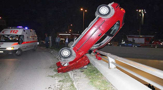 Köprülü kavşakta asılı kalan otomobilden son anda çıktılar