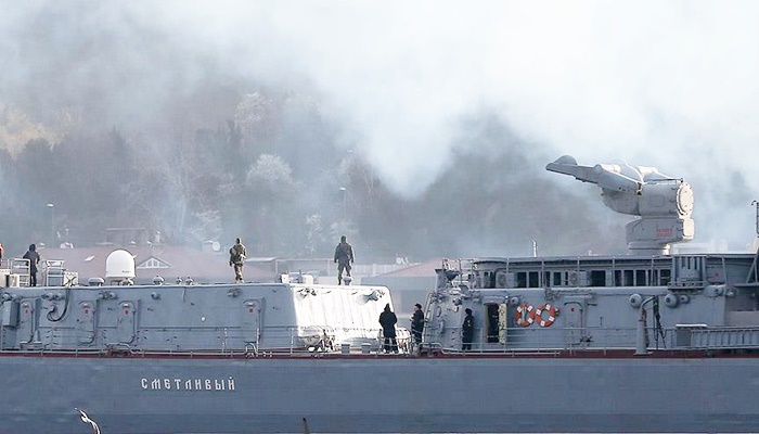 Rus savaş gemisi İstanbul Boğazı'ndan geçti