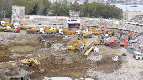 İnönü Stadı'nda kamyon devrildi
