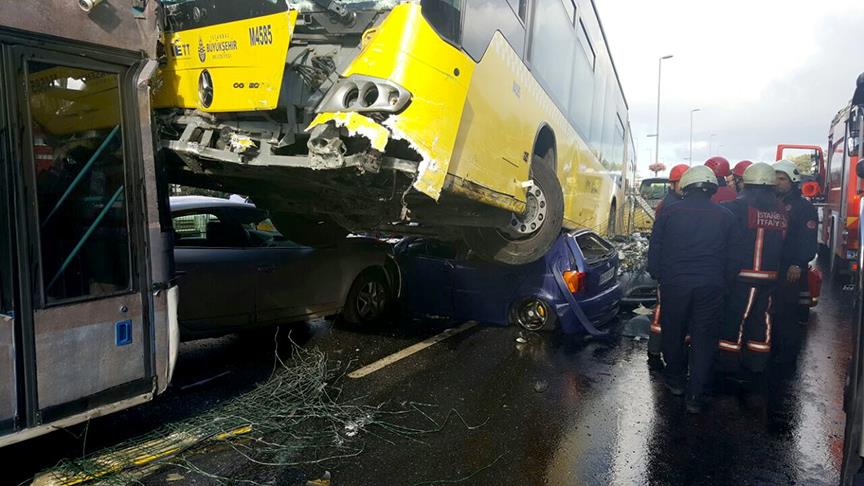 İstanbul'da metrobüs yoldan çıktı