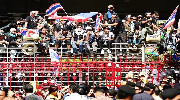 Tayland'da göstericiler emniyet müdürlüğü binasına girdi