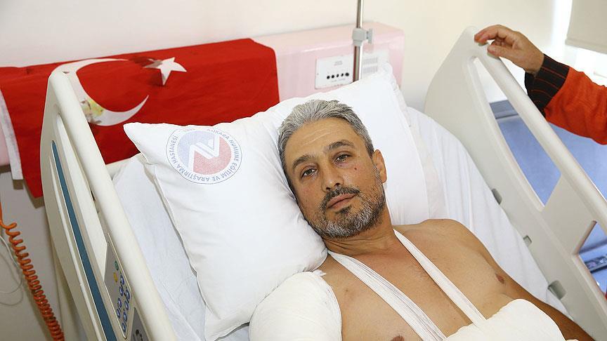 Kolundan vurulmasına rağmen bayrağı bırakmadı