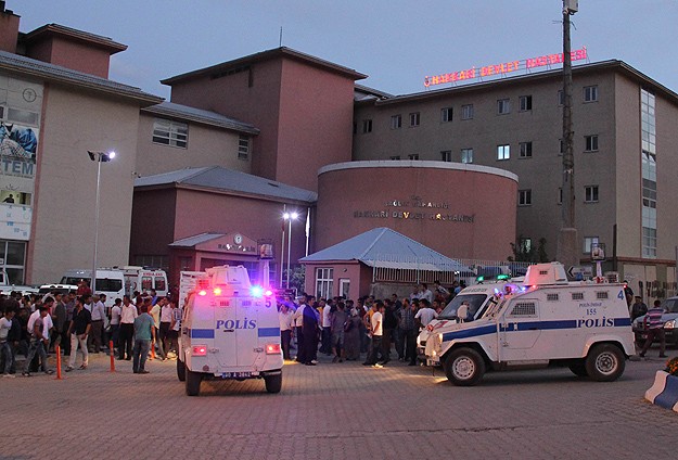 Hakkari'de polis aracına bombalı saldırı: 2 şehit