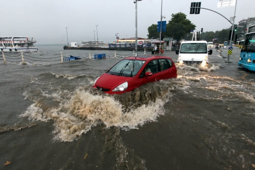 Üsküdar'da deniz ile kara yine birleşti