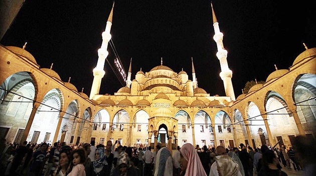 Bugün bin aydan hayırlı Kadir Gecesi