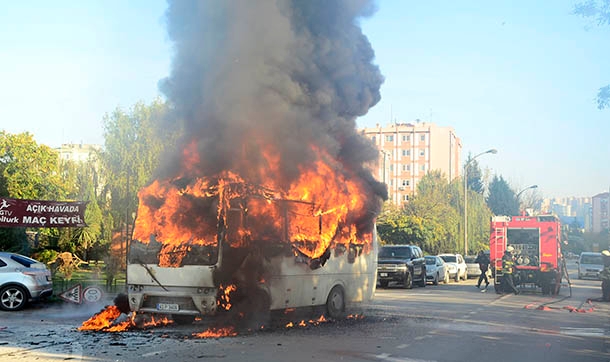 Öğrenci servisini söndürmeye gelen itfaiye aracı arızalı çıktı, minibüs kül oldu