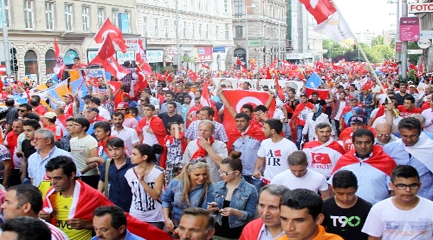 Viyana'da 20 bini aşkın kişi Erdoğan'a destek için yürüdü