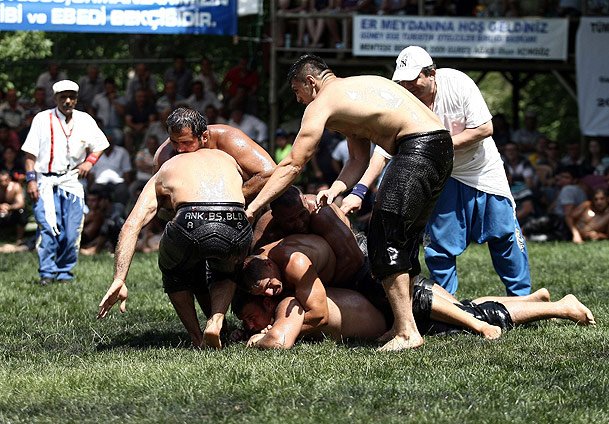 Kim kiminle güreşiyor belli değil