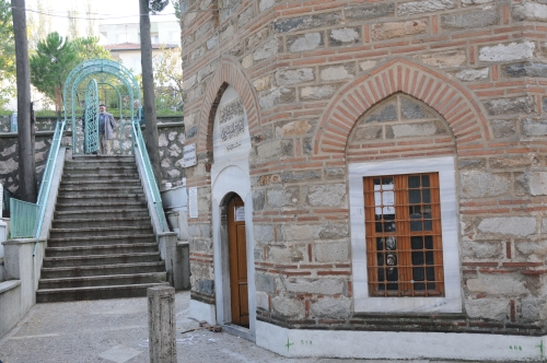 500 yıllık türbeyi soydular, kameraya takıldılar