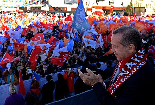 Sen hoca mısın istihbarat şefi misin?