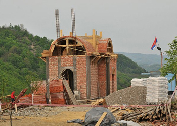 Sırplar'dan şehitliğe kilise provakasyonu