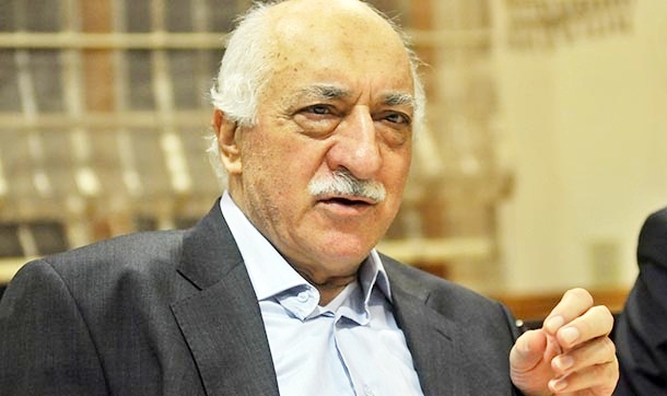 Yanlışlarından dönmeyi de bilmeli, geri adım atmada da diriğ etmemeli"