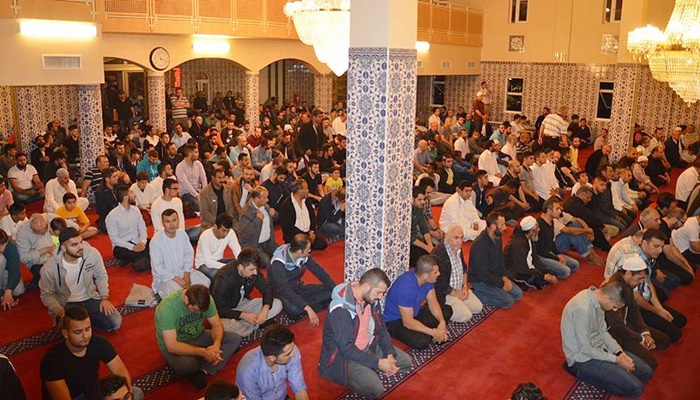 İsveç'te binlerce Müslüman'ın katılımıyla Kadir Gecesi idrak edildi