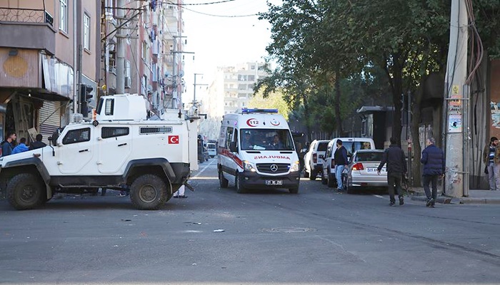Diyarbakır'da bomba yüklü araçla saldırı: 2'si polis 8 kişi şehit
