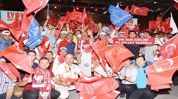 Lyon'da coşkulu kalabalık Başbakan Erdoğan'ı bekliyor