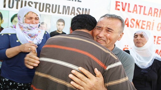 Terör örgütünün kaçırdığı 2 genç daha evlerine döndü