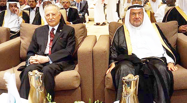 Ekmelettin İhsanoğlu, görevi devretti