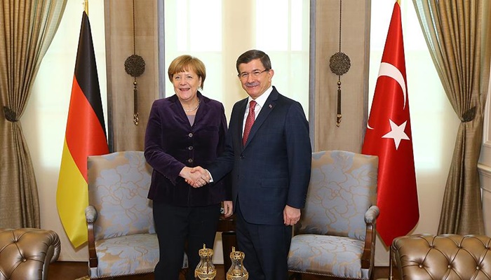 Başbakan Davutoğlu Merkel'i resmi törenle karşıladı
