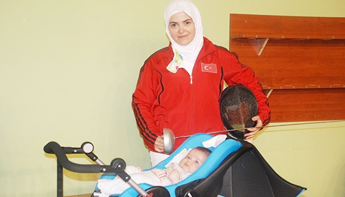 Sporcu anne, müsabaka aralarında bebeği ile ilgilendi