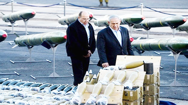 Netanyahu el konulan gemiden çıkan silahları inceledi