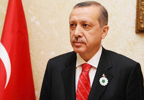 Yakasına "Srebrenitsa çiçeği" taktı
