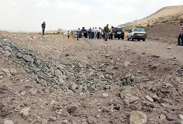 Bitlis'te iki askeri araca mayınlı saldırı