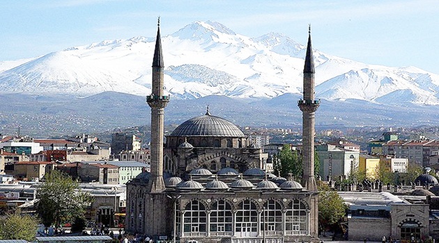 Erciyes'e mevsimin ilk karı yağdı