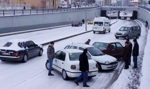 Kar, Erzurum'da trafik kazalarına sebep oldu
