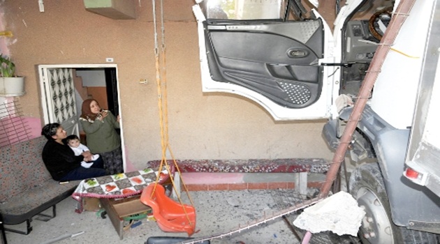 Freni boşalan kamyon binaya çarparak durabildi
