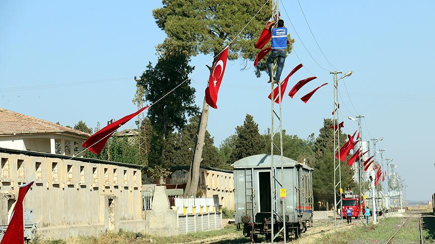 Suriye sınırı Türk bayraklarıyla donatıldı