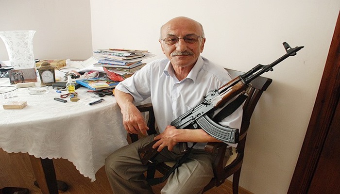 Turist olarak gittiği ülkede general oldu