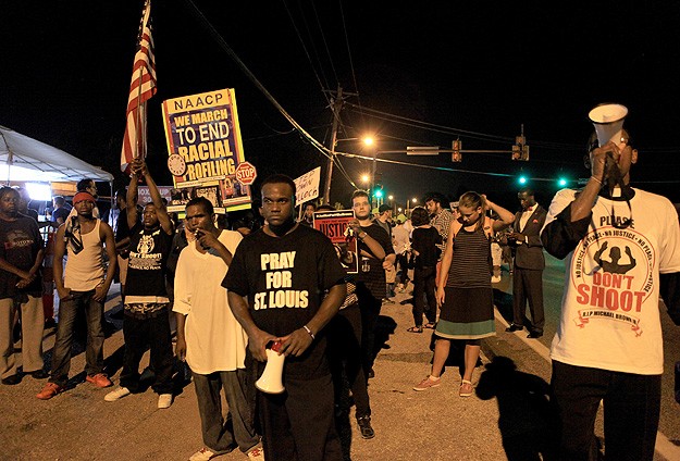 Ferguson'da göstericiler polis merkezine yürüdü