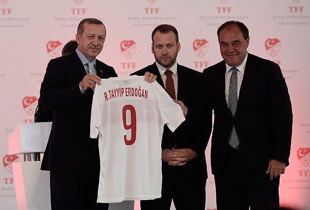 Tribünlerdeki bu dil milletin değerlerini yansıtmıyor