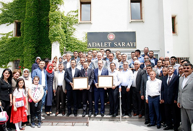 Milletvekilleri mazbatalarını alıyor