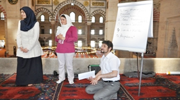 Turistlerin problemini profesyonel cami rehberleri çözecek