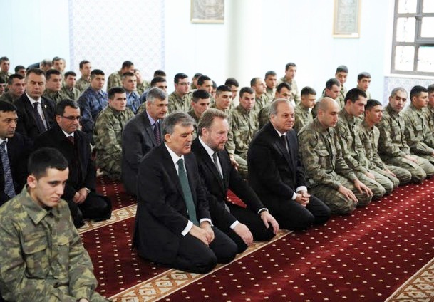 Cumayı İzzetbegoviç'le kıldı
