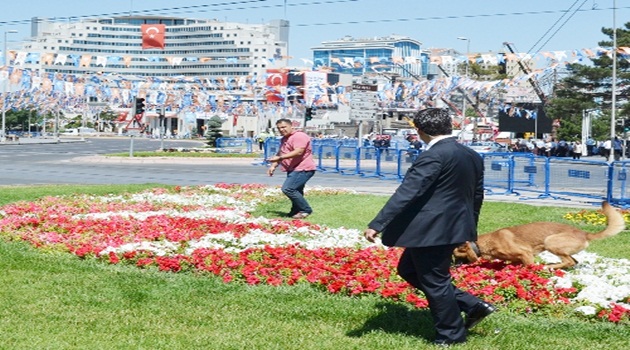 Kayseri'de miting alanında polis, köpeklerle arama yaptı