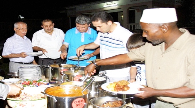 Türk ve Ugandalılar iftar sofrasında buluştu