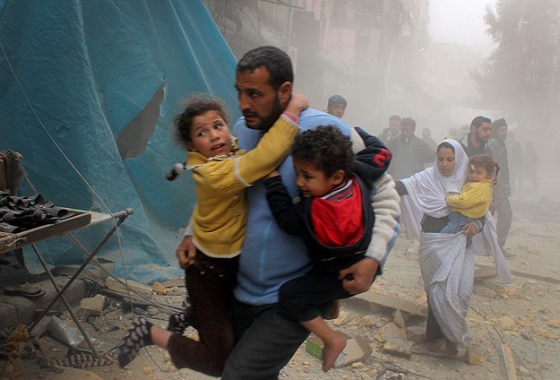 Halep'te pazar yerine varil bombalı saldırı
