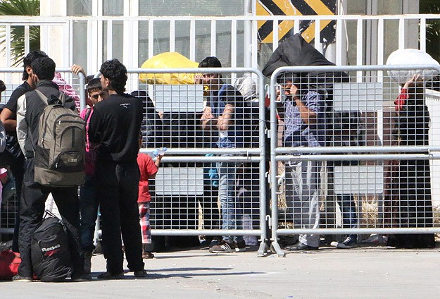 PYD Tel Abyad'a geçişi 15 gündür engelliyor