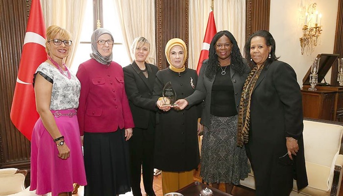 CFSA'dan Emine Erdoğan'a plaket