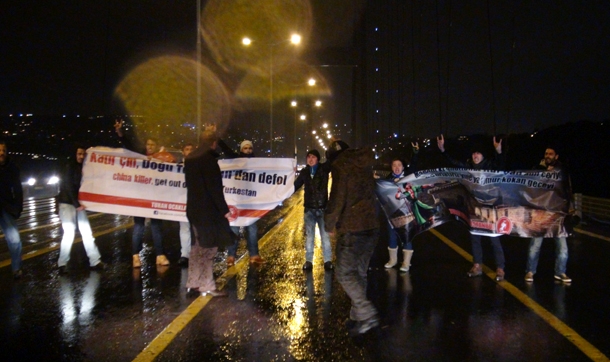 Boğaz Köprüsü'nde Uygur Türkleri için eylem yaptılar