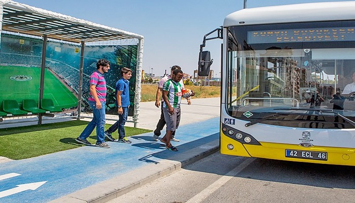 Otobüsü 'tribünde' bekliyorlar